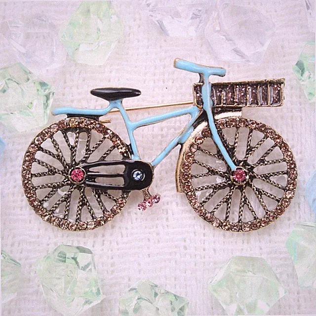 Artistic Leisure-Themed Bicycle Brooch:Exquisite Jewelry Accessory,Ideal Present