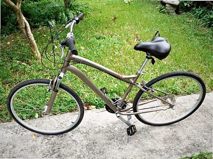 Specialized Globe Beige Bicycle 21 Speed Sturdy Comfortable City Hybrid Bike